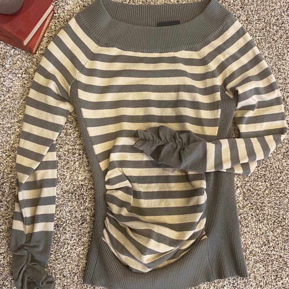 🍁 ruched sleeve and waist striped sweater.